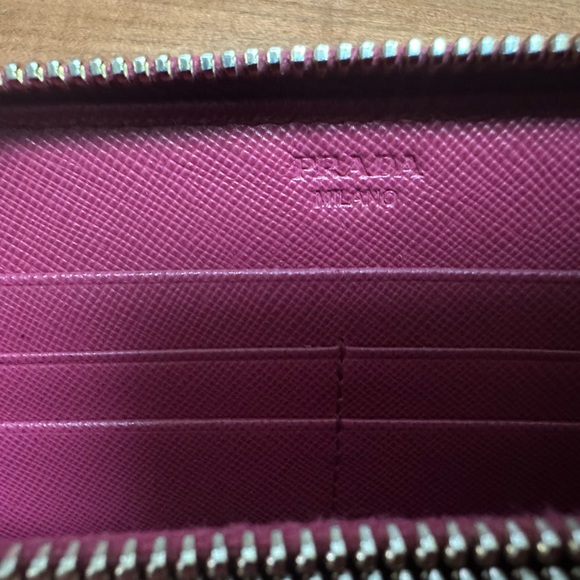 Prada Wallet!! Great color for Spring!! - Picture 5 of 8